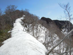 稜線にかぶさる雪