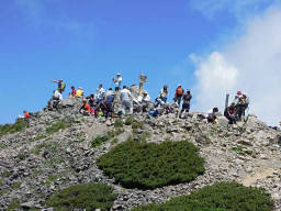 山頂に集う人々