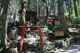 登山口下にある足神神社