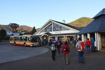 登山基地となる大倉のバス停