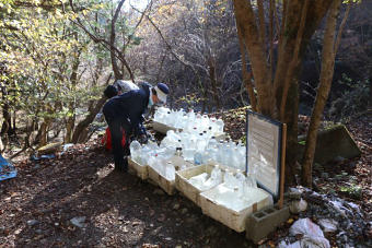 山小屋へ運ぶ水ボトル