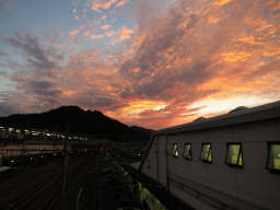 高尾駅からの夕日