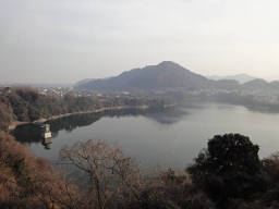 津久井湖の向こうに城山