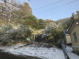 登山口は椿神社の脇にある