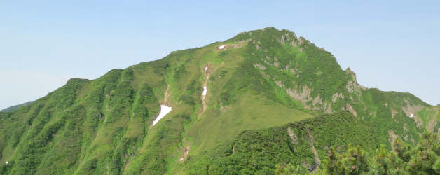 雲峰山から芦別岳を見上げる