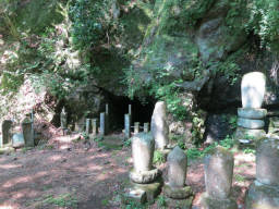 浄発願寺の修験者の岩屋