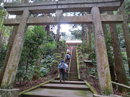 熊野神社を通り抜ける