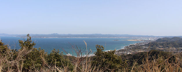 山頂から東京湾を望む