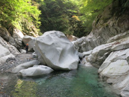 水流で削られた岩