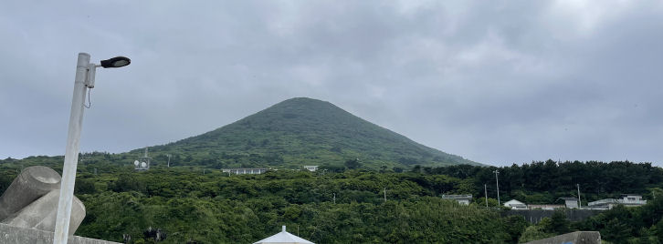 利島港からの宮塚山